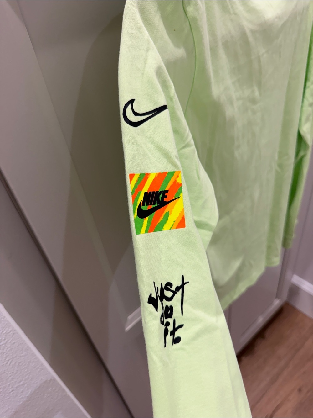 Nike Wild boy’s Long-Sleeve T-Shirt - Neon Green - Picture 6 of 7